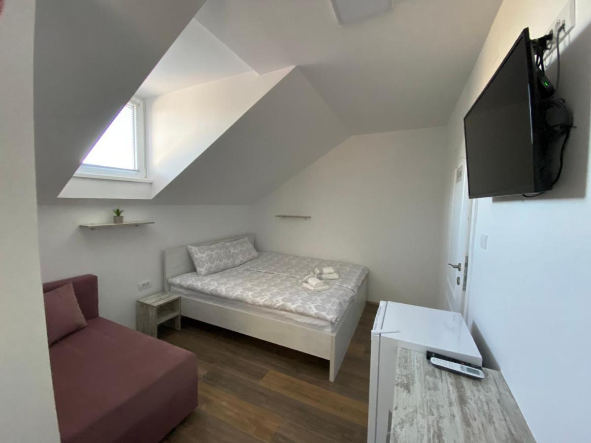 Omis Rooms Pančevo Екстериор снимка