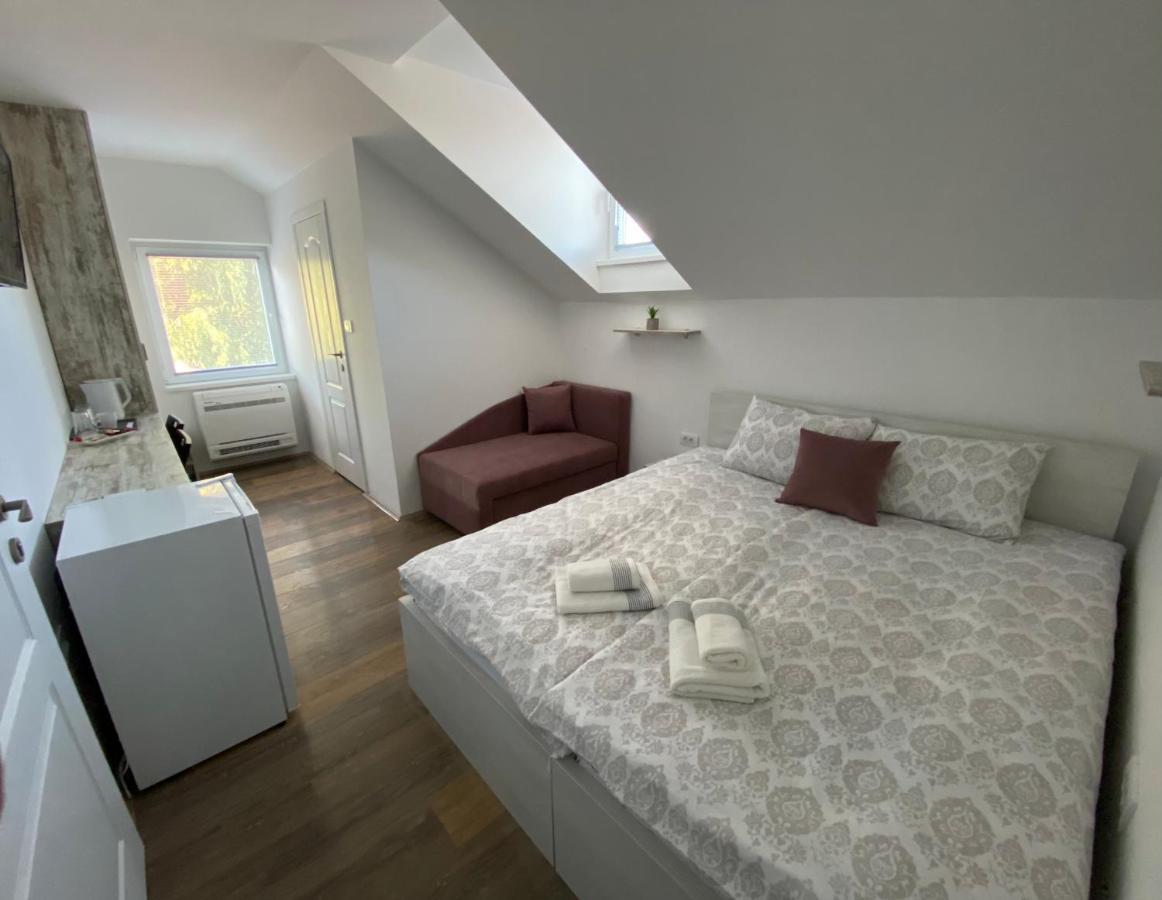 Omis Rooms Pančevo Екстериор снимка